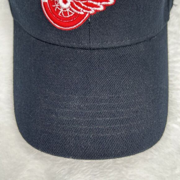 Vintage Yzerman Detroit Redwings 19 Cap CCM NHL Hockey One Size - Picture 3 of 9